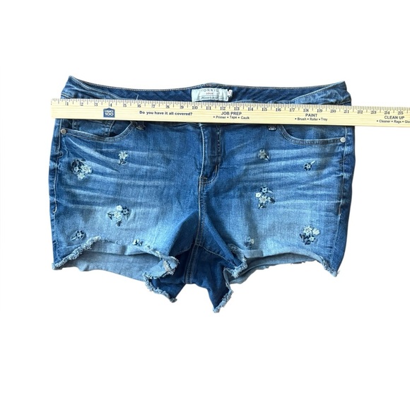 Torrid Floral Embroidered Medium Wash Size 20 Denim Shorts Mid Rise - Picture 3 of 7